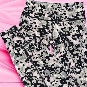 Victoria’s Secret Sport Knockout Cropped Leggings S Pink Black Gray Camo NWOT